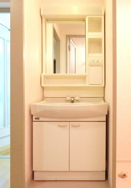 洗面設備　独立洗面台で朝の忙しい時間もラクラク