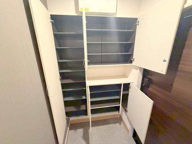 収納　大きいシューズボックスは靴がいっぱい入れれますね。