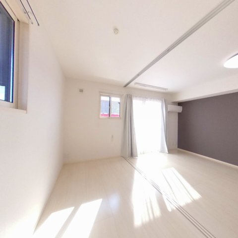 その他部屋・スペース　落ち着いた色調の寝室です