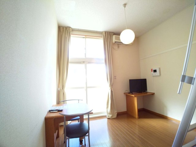 居室・リビング　ワイドな窓にて明るいお部屋