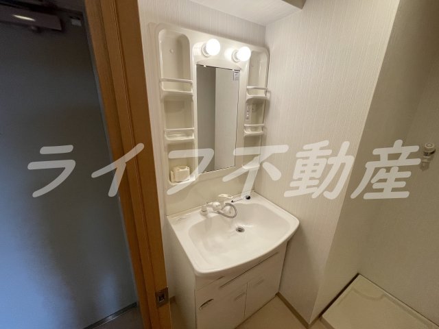 洗面設備　独立洗面化粧台が付いています