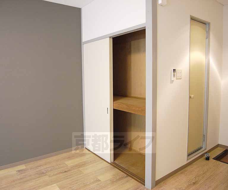 収納　引き戸の収納でいっはい入ります。