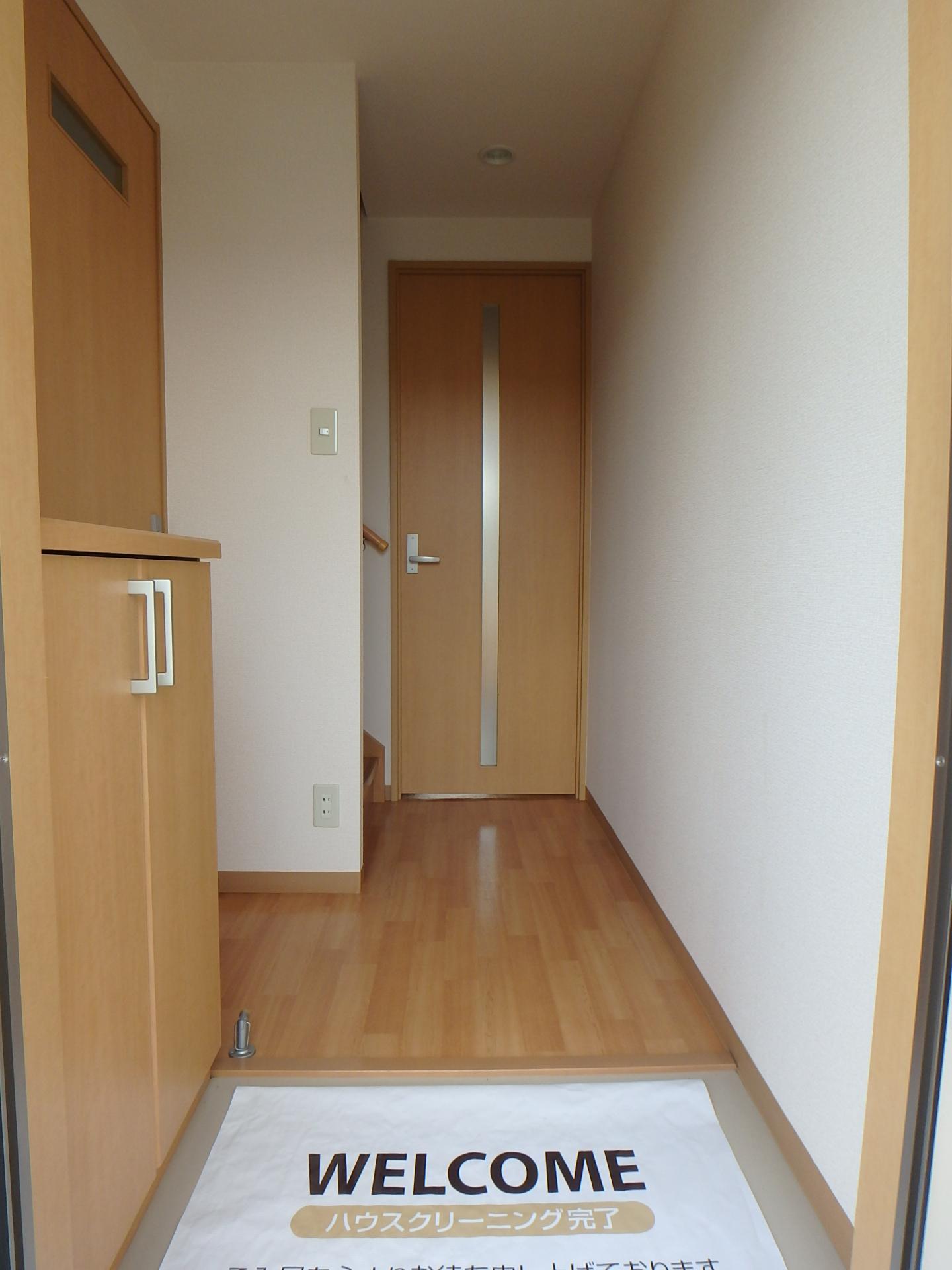 玄関　下駄箱もあり、室内入口にはドアがあります。