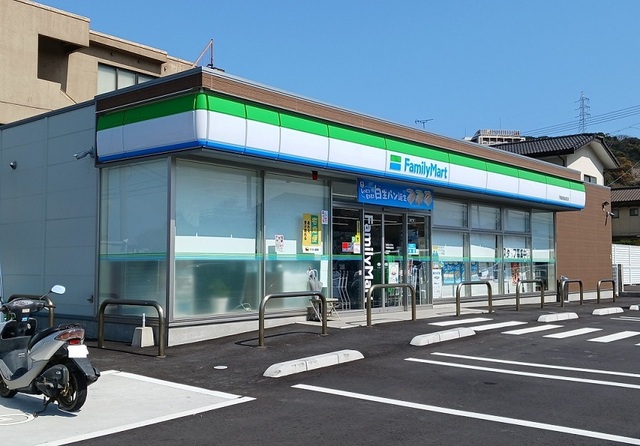 コンビニ　ファミリーマート（コンビニ）まで1500m