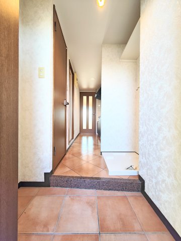 玄関　写真はイメージです。 色仕様は現状優先となります。