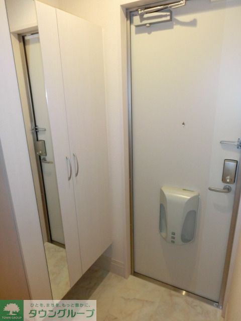 玄関　姿見鏡付きの玄関スペース