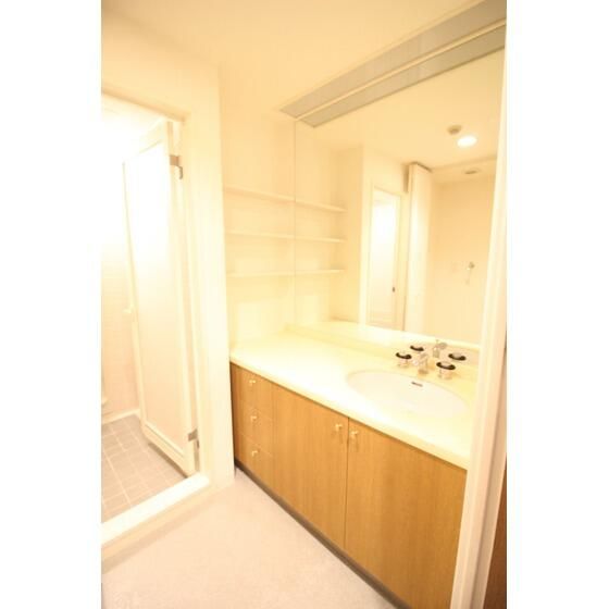 洗面設備　コンパクトで使いやすい洗面所