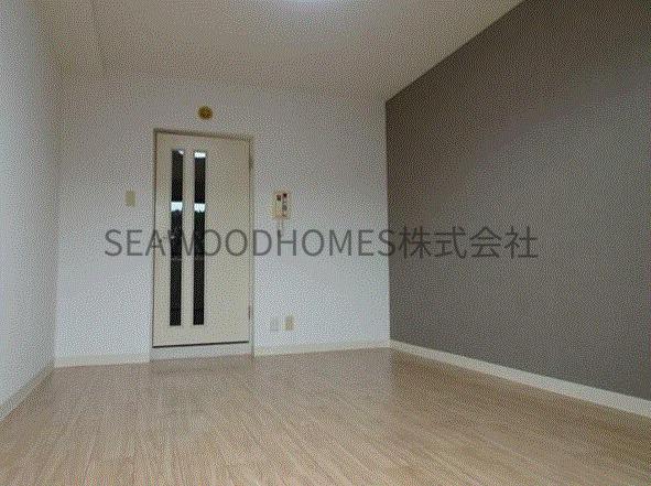 居室・リビング　天井が高く、広さを感じるリラックス空間。