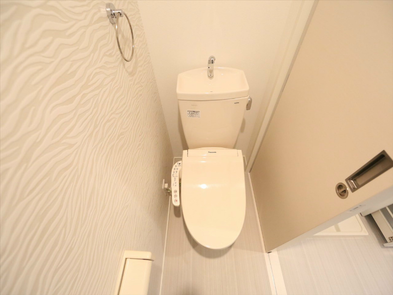 トイレ　温水洗浄暖房便座付トイレ　同型写真