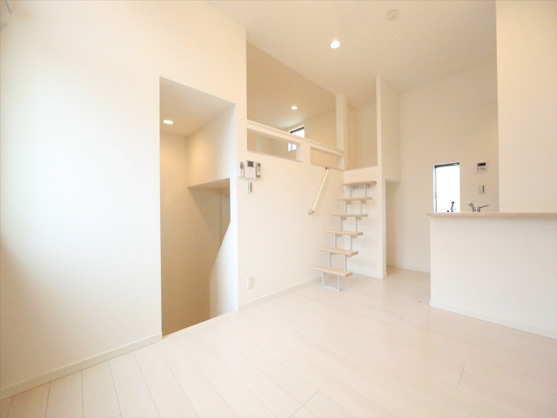 居室・リビング　ＬＤＫ8帖　洋室4.3帖　上段ロフト6.2帖　同型写真