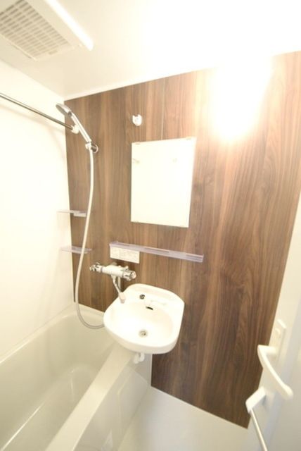 洗面設備　★濡れても安心のバスルーム内の洗面所です★