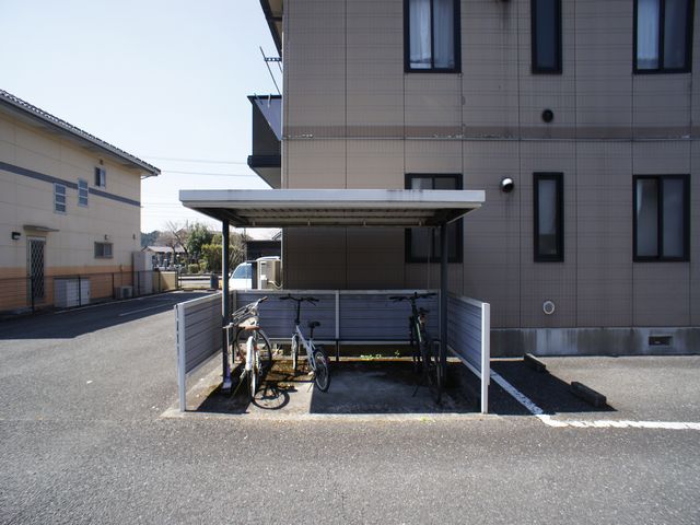 その他共有部分　屋根付きの駐輪場があります♪