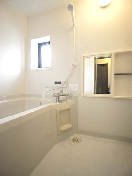 バス・シャワールーム　追い焚き機能付きです♪