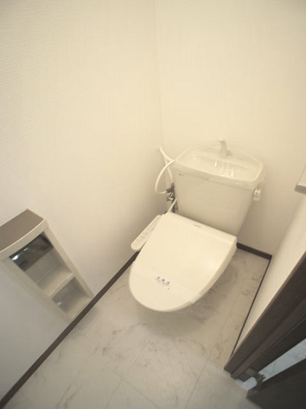 トイレ　温水洗浄暖房便座機能付きです♪