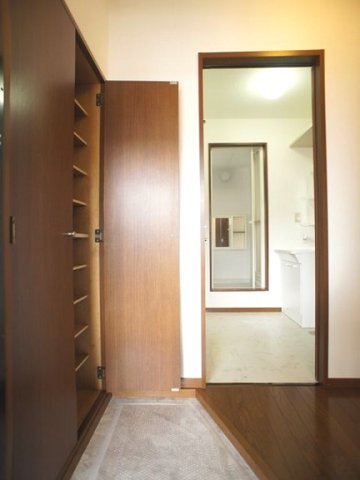 玄関　たくさん収納できるシューズボックスが付いています♪