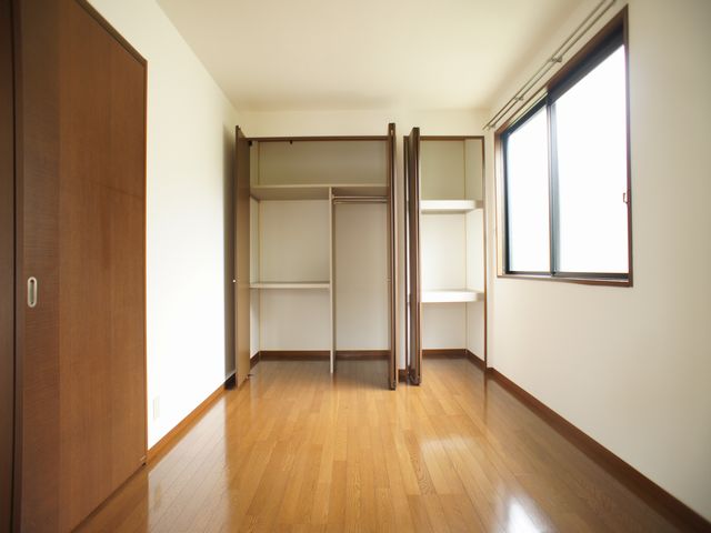 収納　充実収納付きの北側洋間です♪
