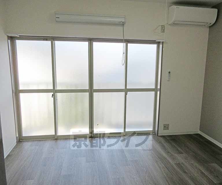 居室・リビング　磨りガラスで安心・暮らしやすい洋室６帖です