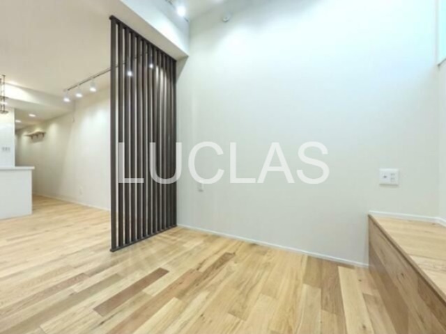 居室・リビング　落ち着いた色味の床材がくつろぎ空間を演出♪