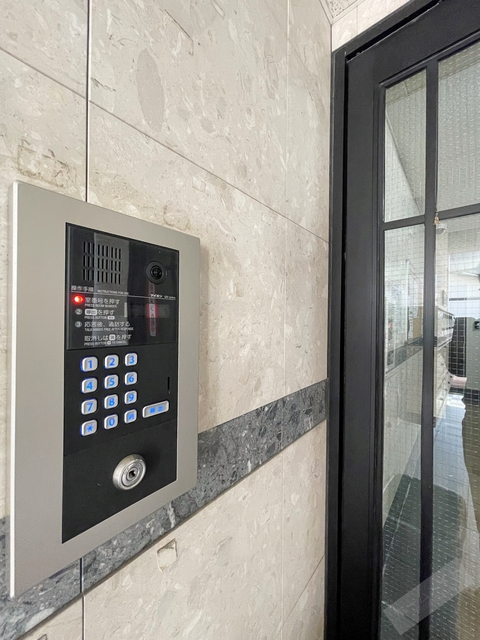 エントランス　オートロック付きで部外者シャットアウト♪