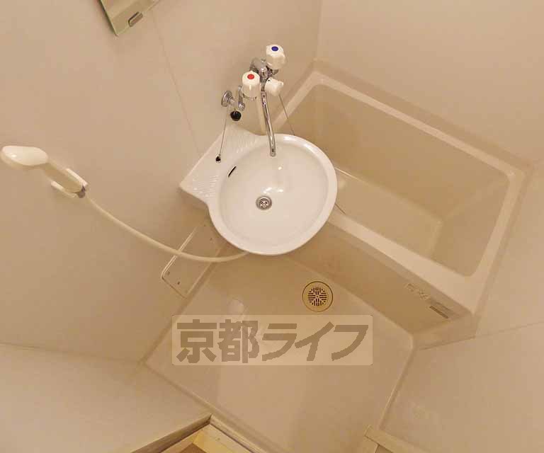 バス・シャワールーム　清潔感あるバスルーム