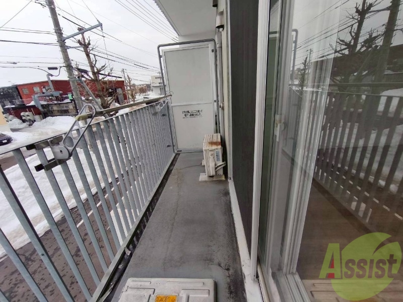 バルコニー　バルコニーです。洗濯物を干すもよし、一息つくもよしですね。