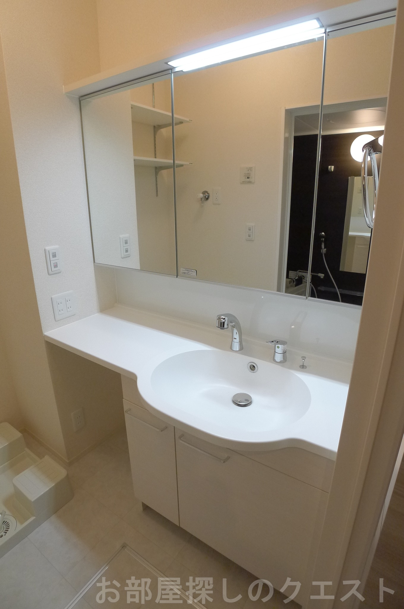 洗面設備　（写真は同タイプ反転）