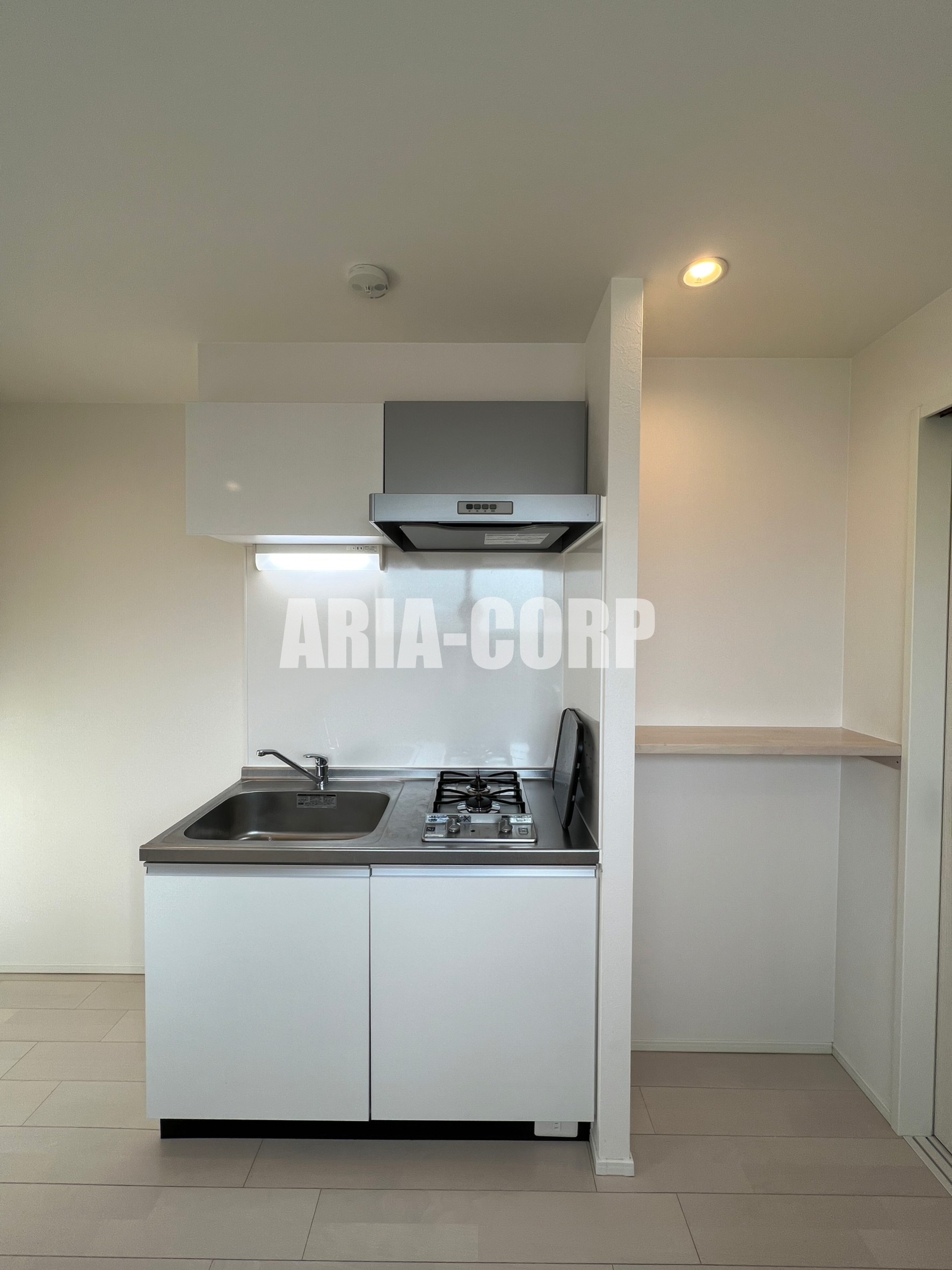 キッチン　人気の２口コンロ、お料理や洗い物に役立つ補助トレー付。