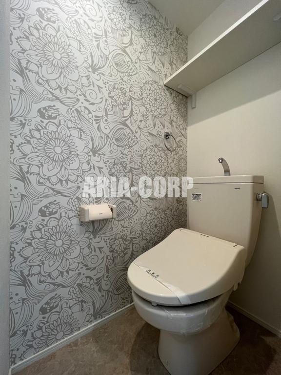 トイレ　ウォシュレット対応♪上部には収納スペースもあります！