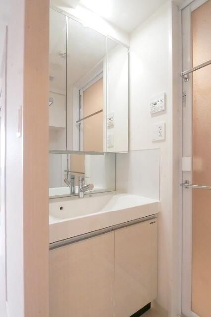 洗面設備　脱衣スペースもあります