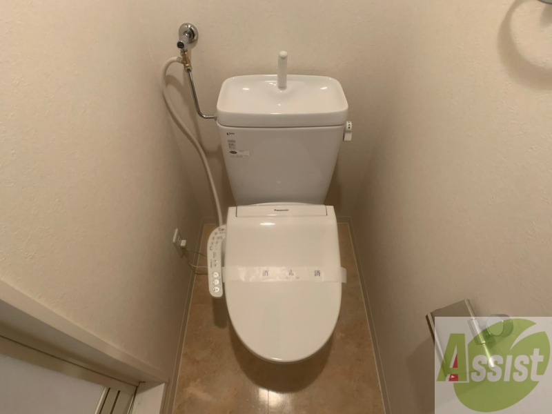 トイレ　ウォシュレット機能がついたトイレです。安心して使用できます。