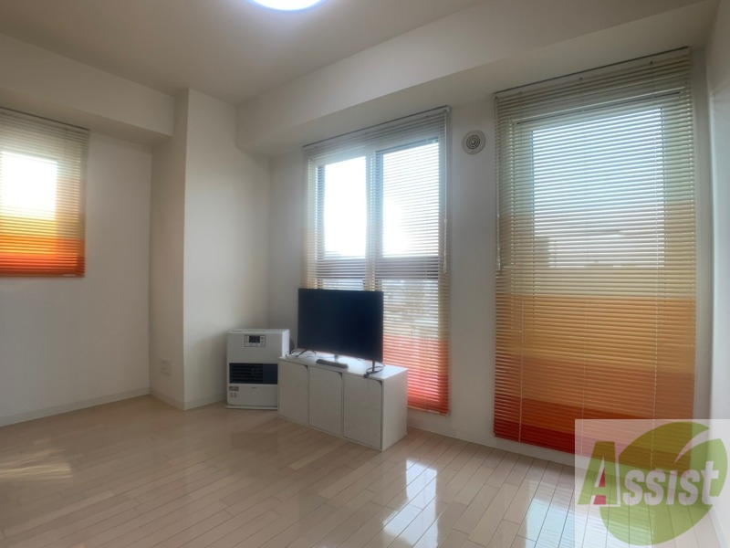 居室・リビング　８．７帖の洋室です。広々として、きれいですね。