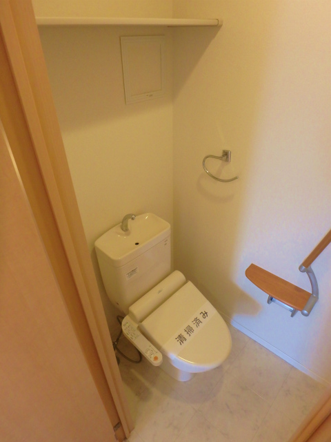 トイレ　温水洗浄便座付！上部には収納棚有！