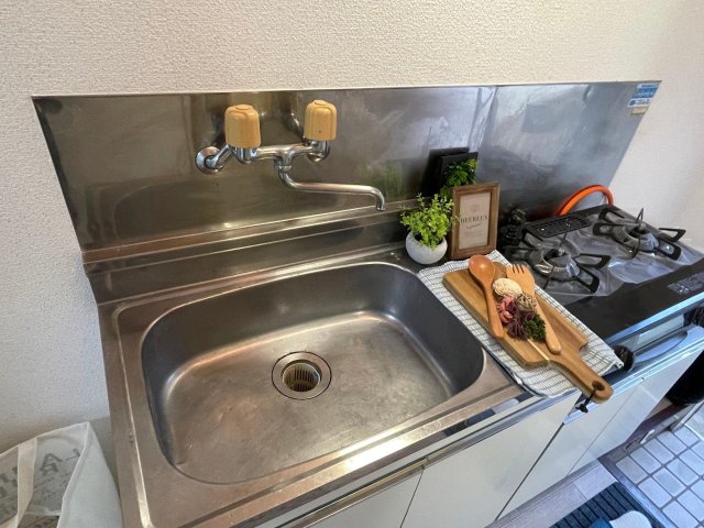 キッチン　ガスコンロ付きでシンクも広め