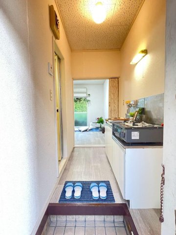 玄関　右側スペースに靴箱など設置可能