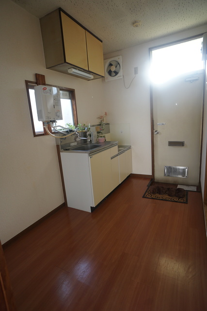 キッチン　キッチンは収納付なので、調理器具など必要な物を収納できます☆