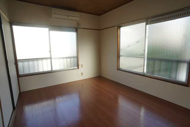 居室・リビング　２面採光なので、明るく風通しのよい過ごしやすいお部屋です♪