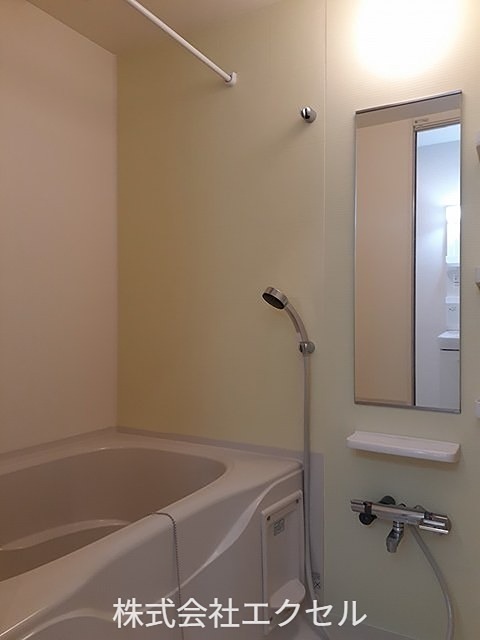 バス・シャワールーム　浴室乾燥、追い焚き機能付きのお風呂です。