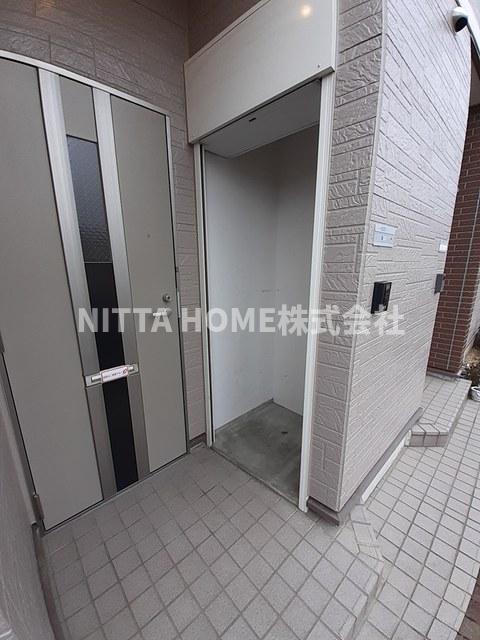 その他共有部分　玄関の横には大型収納が付いています！