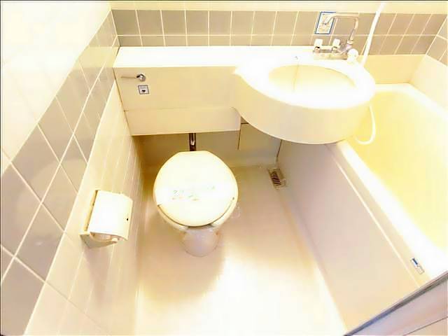 トイレ　トイレの脇に洗面があります。