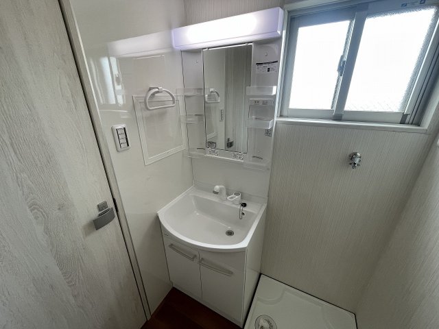 洗面設備　明るい洗面所です