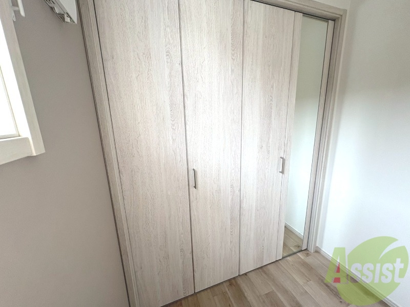 収納　お部屋にクローゼットがあるので収納にも便利ですね。