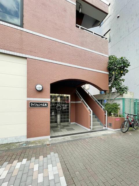 エントランス　建物の入り口です