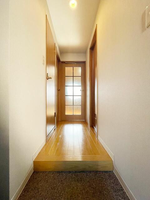 玄関　同タイプ別号室のもののため実際のお部屋と仕様・内装等が一部異