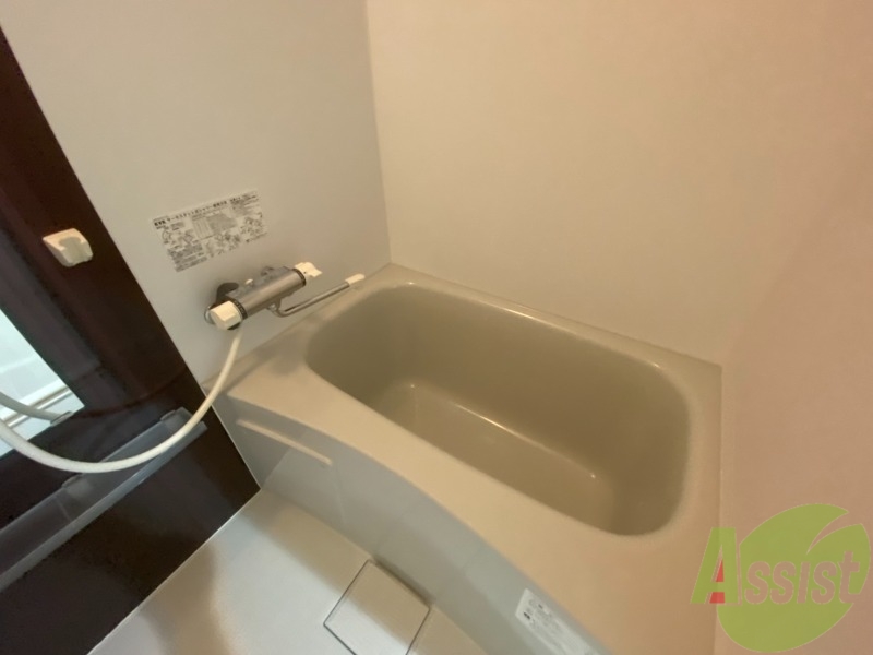 バス・シャワールーム　お風呂はこちら。１人暮らしにはピッタリのサイズ感ですね！