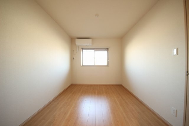 その他部屋・スペース　落ち着いた色調の寝室です