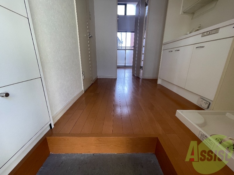 玄関　玄関からの様子になります。明るい印象ですね。