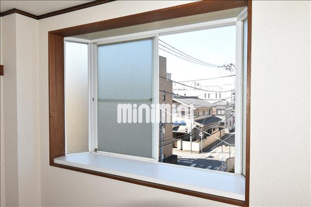 バルコニー　小物もおける出窓付