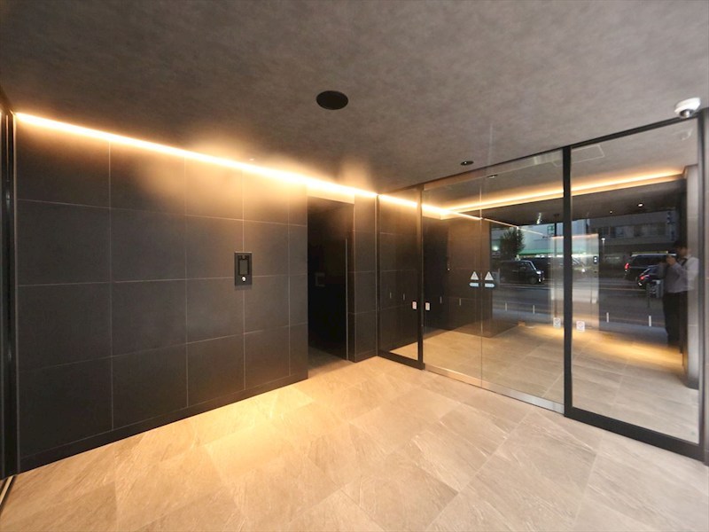 エントランス　エントランス　オートロック付　防犯カメラ有り