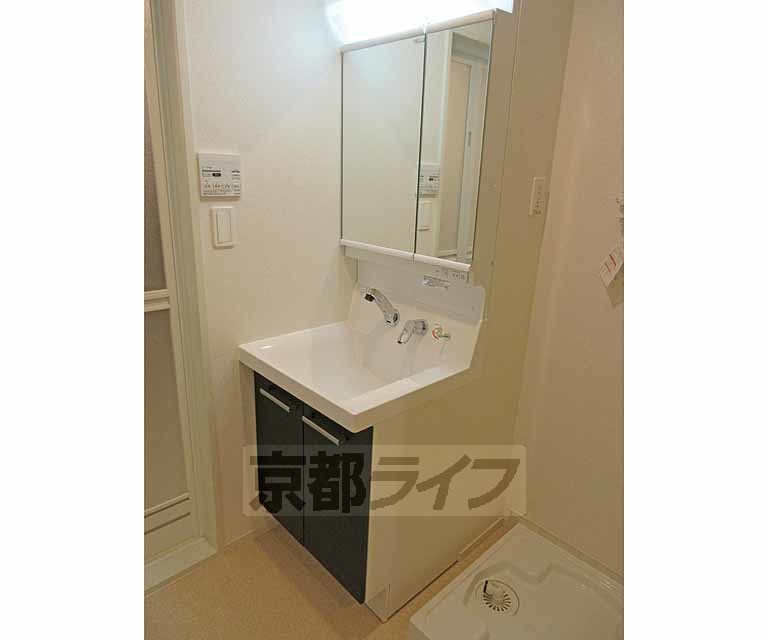 洗面設備　使いやすい洗面台です