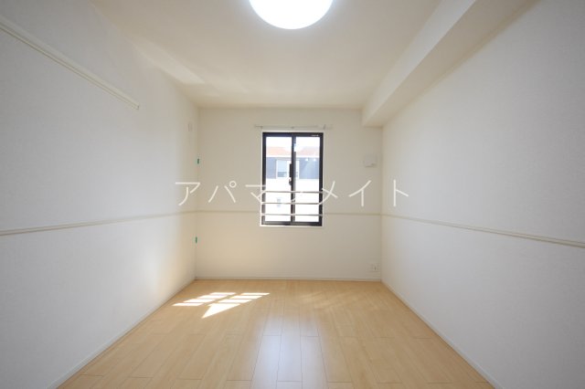 その他部屋・スペース　開放的な寝室です